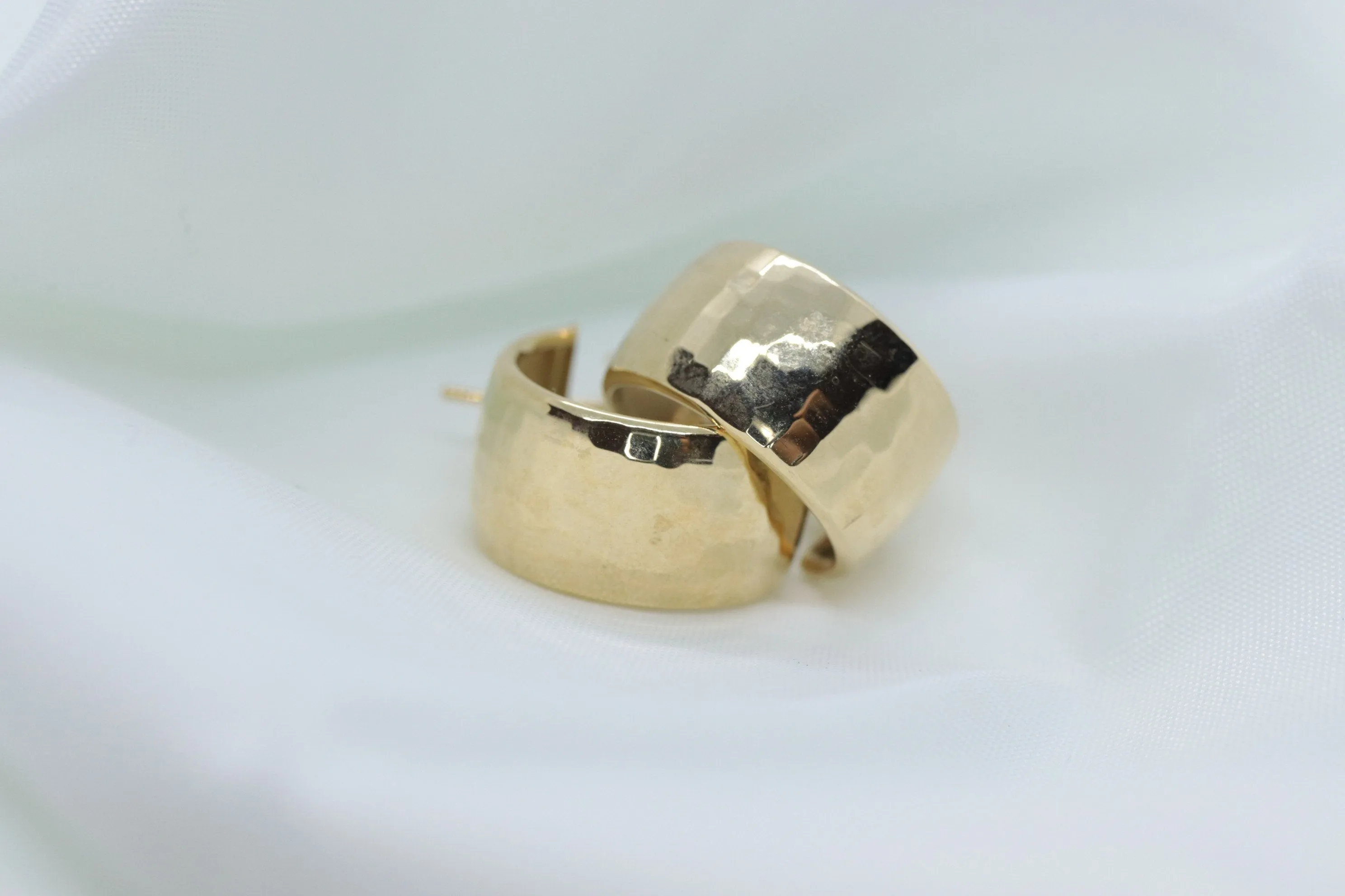 14k Gold Small HOOP Earrings. Hammered Texture Hoop Gloss earrings. st(71/87)