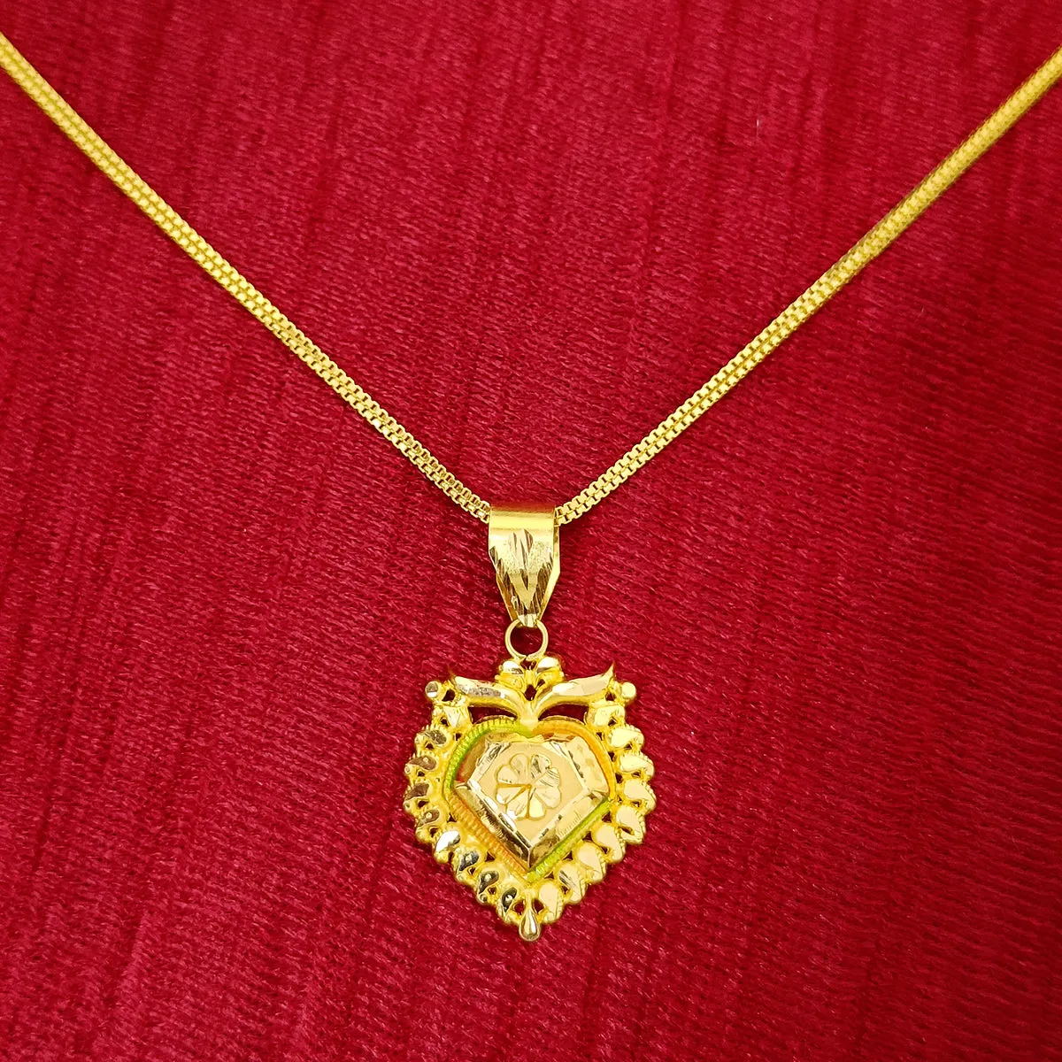 22 KT Gold Unisex Loving Heart Pendant with Earring (D30)