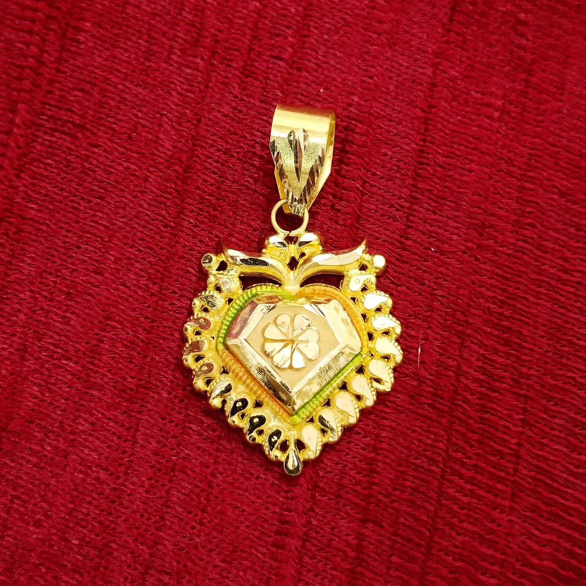 22 KT Gold Unisex Loving Heart Pendant with Earring (D30)