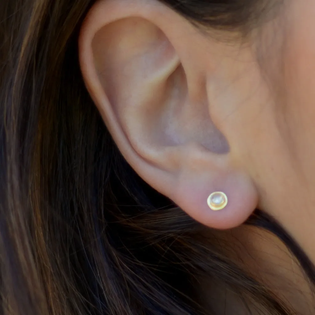 Light grey raw diamond yellow gold studs