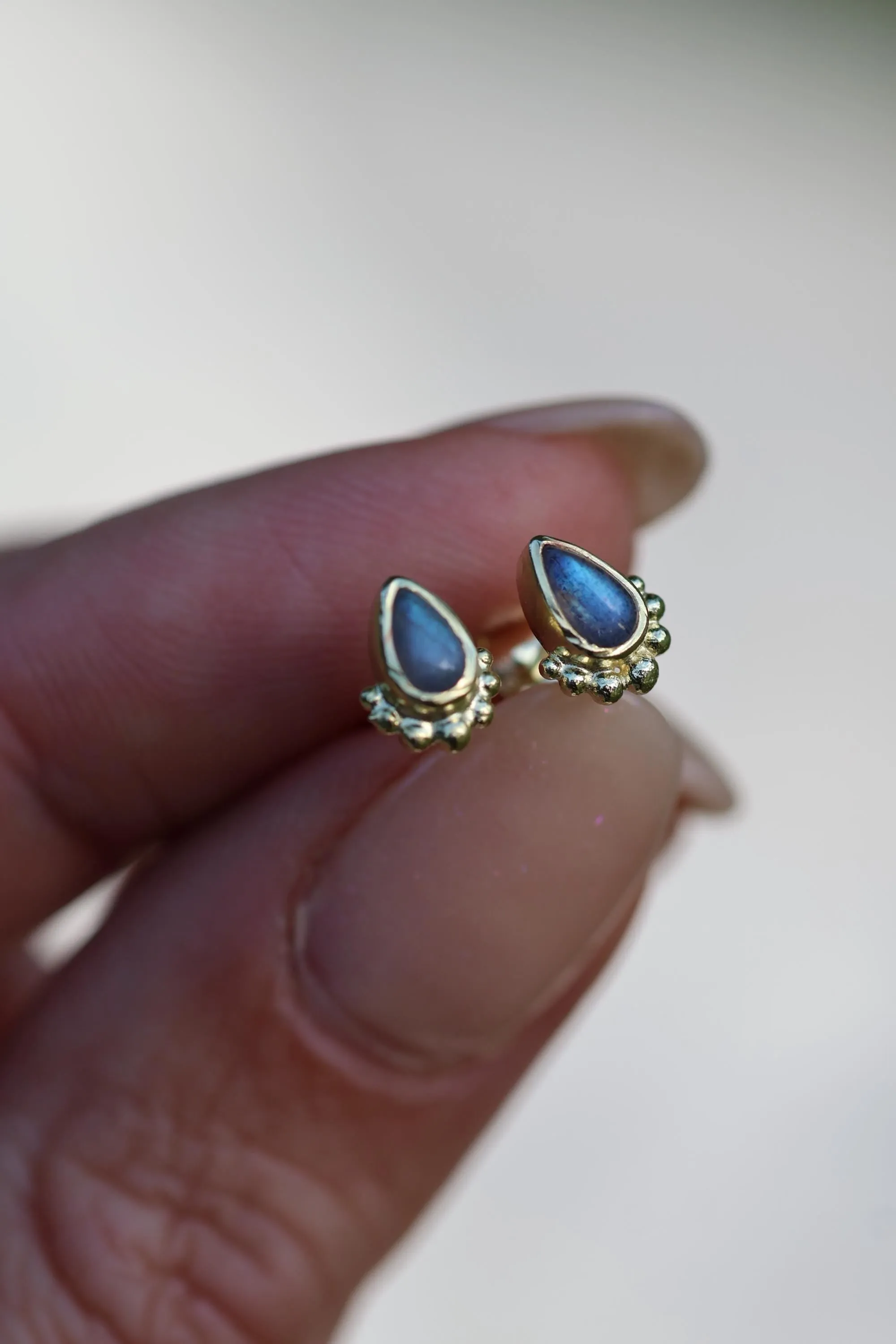 Mini Gias Gold Labradorite Studs