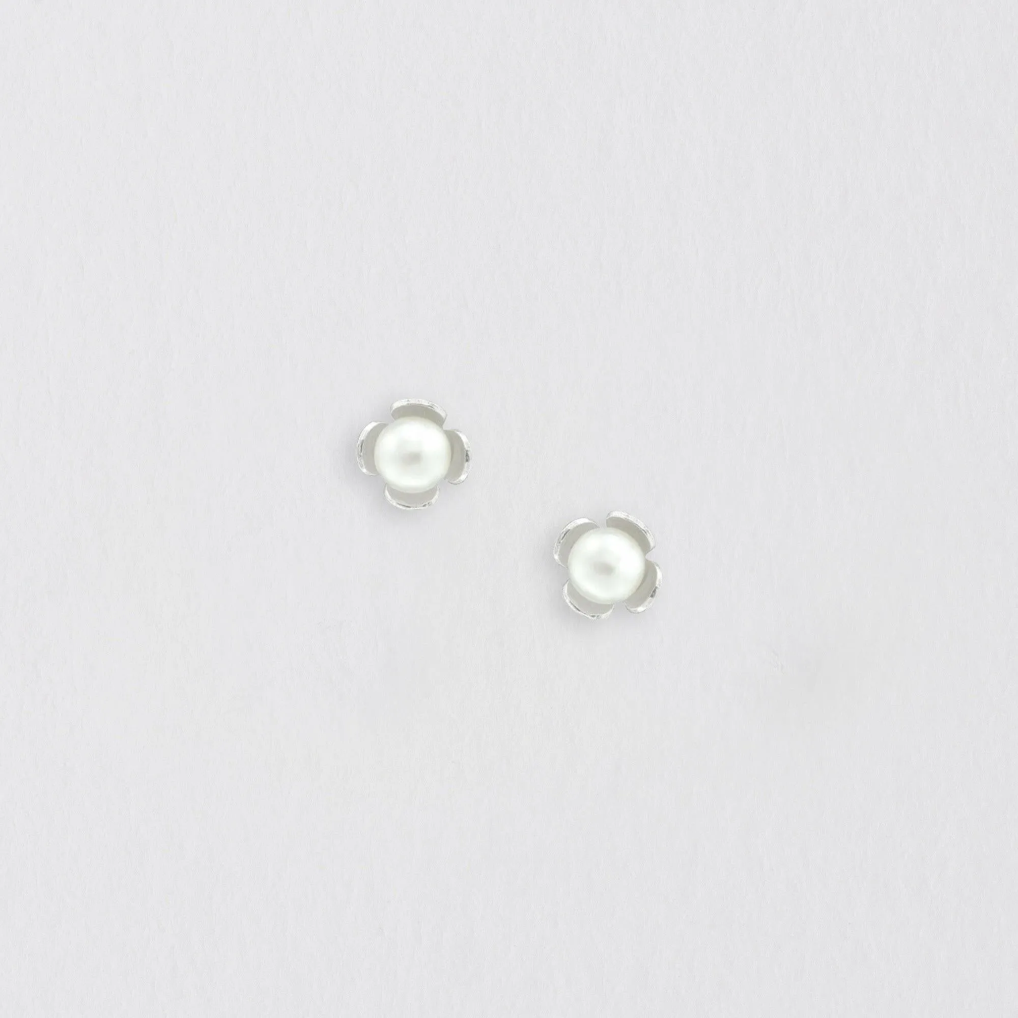 Silver Pearl Flower Earring Stud - Elegant and Timeless Jewelry Accessory